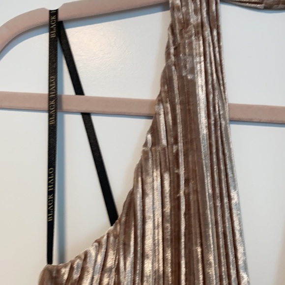 Black Halo - Shimmery velvet champagne jumpsuit - Picture 7 of 10